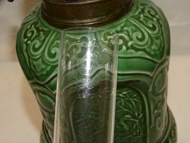 -BELLE LAMPE A PETROLE PIED PORCELAINE DE COULEUR VERTE VERRE ANCIEN CRISTAL  D