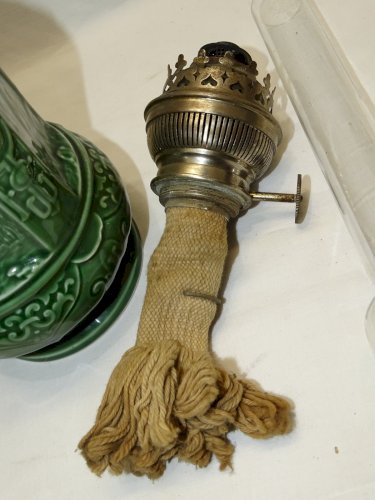 -BELLE LAMPE A PETROLE PIED PORCELAINE DE COULEUR VERTE VERRE ANCIEN CRISTAL  D