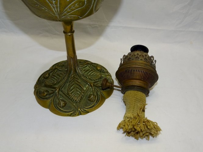 -BELLE LAMPE A PETROLE SIGNEE G LELEU ART NOUVEAU LAITON ET BRONZE
