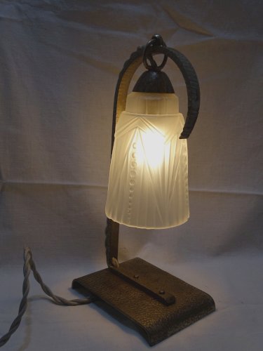 -BELLE LAMPE DE TABLE DE CHEVET ART DECO FER FORGE TULIPE VERRE Moulé       D