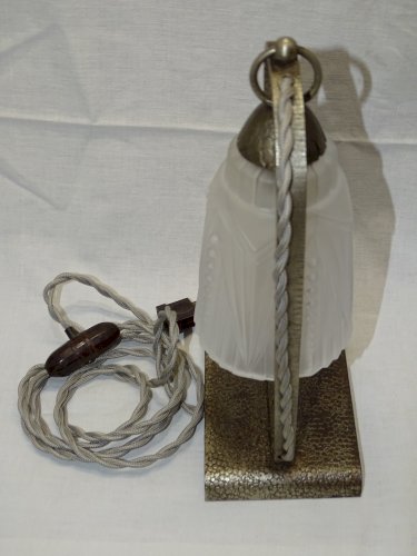 -BELLE LAMPE DE TABLE DE CHEVET ART DECO FER FORGE TULIPE VERRE Moulé       D