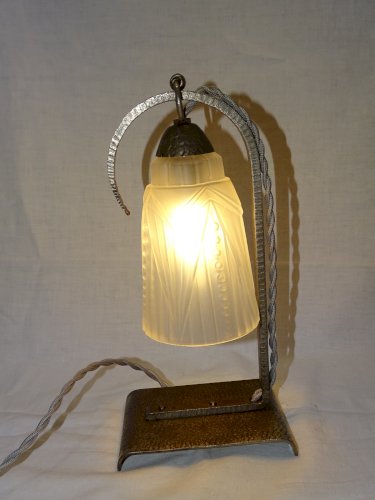 -BELLE LAMPE DE TABLE DE CHEVET ART DECO FER FORGE TULIPE VERRE Moulé       D