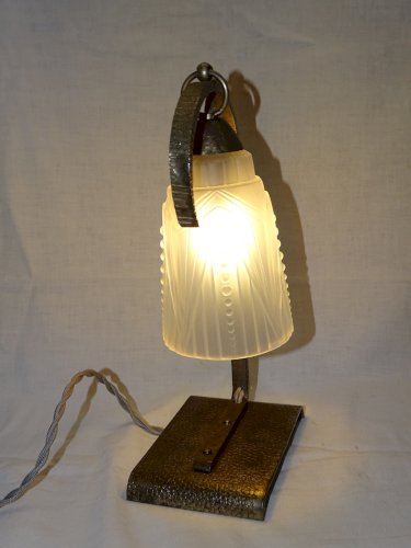 -BELLE LAMPE DE TABLE DE CHEVET ART DECO FER FORGE TULIPE VERRE Moulé       D