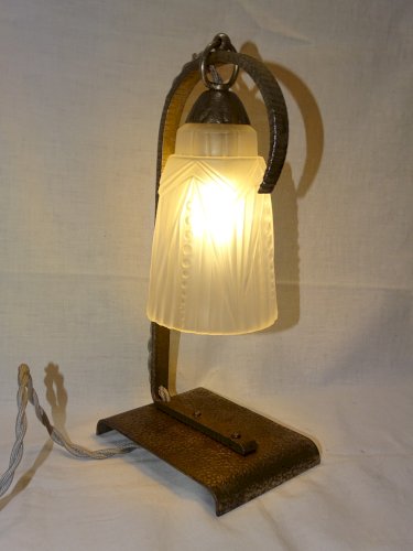 -BELLE LAMPE DE TABLE DE CHEVET ART DECO FER FORGE TULIPE VERRE Moulé       D