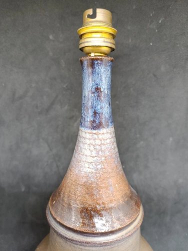 belle lampe en gres signé sous la base ZOL? en bon etat