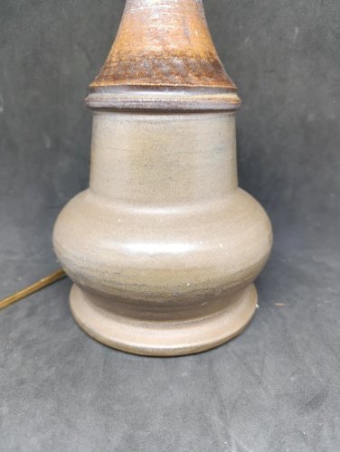 belle lampe en gres signé sous la base ZOL? en bon etat
