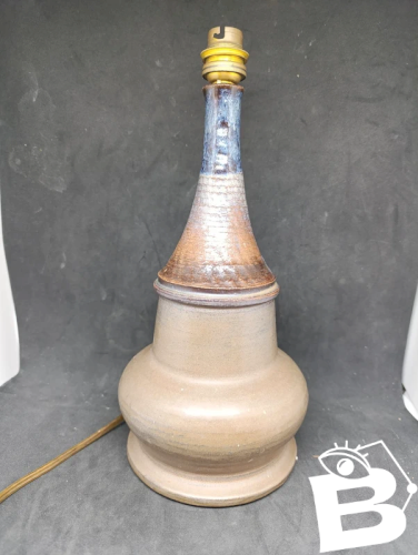 belle lampe en gres signé sous la base ZOL? en bon etat