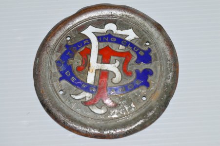 -BELLE MASCOTTE BADGE SIGLE PLAQUE EMAILLEE TOURING CLUB DE FRANCE émail VHC