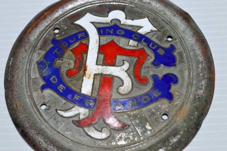 -BELLE MASCOTTE BADGE SIGLE PLAQUE EMAILLEE TOURING CLUB DE FRANCE émail VHC