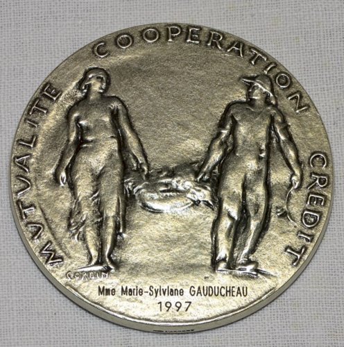 -BELLE MEDAILLE ARGENT signée R.C. MUTUALITE COOP. CREDIT ATTRIBUEE en 1997    D