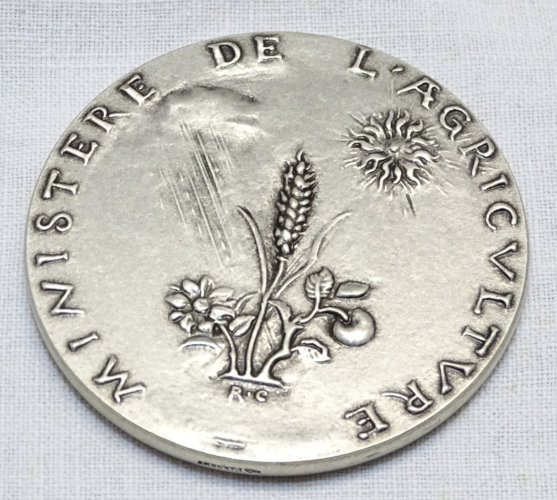 -BELLE MEDAILLE ARGENT signée R.C. MUTUALITE COOP. CREDIT ATTRIBUEE en 1997    D