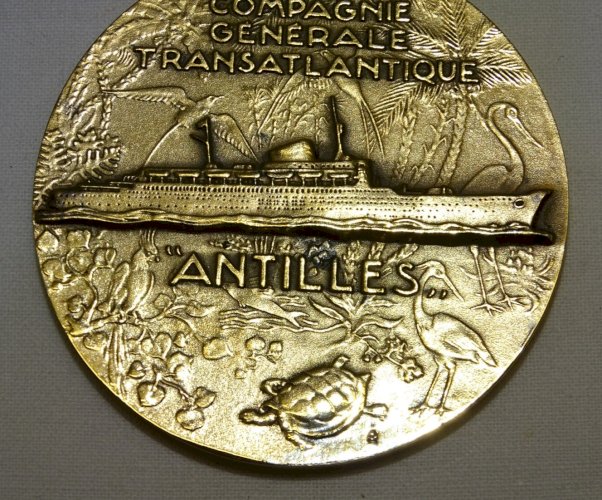 -BELLE MEDAILLE COMPAGNIE GENERALE TRANSATLANTIQUE "ANTILLES " en BRONZE    D