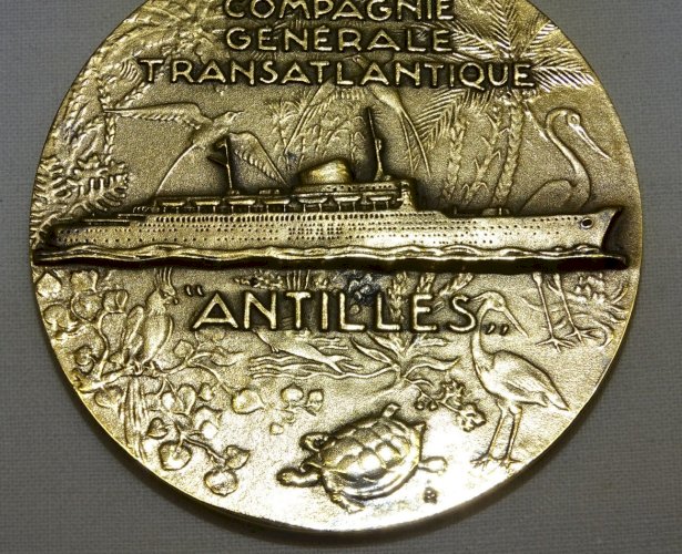 -BELLE MEDAILLE COMPAGNIE GENERALE TRANSATLANTIQUE "ANTILLES " en BRONZE    D