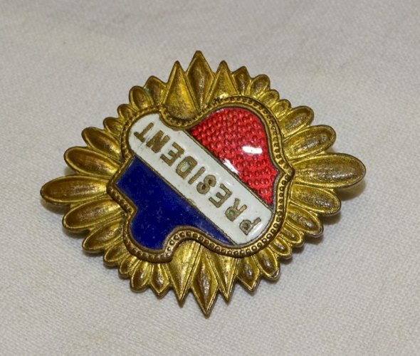 -BELLE MEDAILLE EPINGLETTE PRESIDENT EMAILLEE EMAIL COLLECTION VITRINE   D
