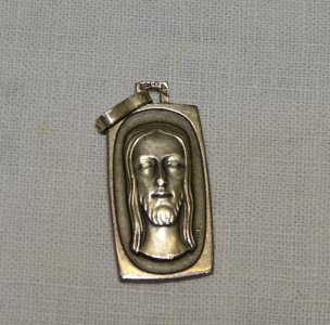 -  BELLE MEDAILLE JESUS ARGENT Poinçon de garantie ILLISIBLE peut-être CRABE   D