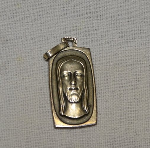 -  BELLE MEDAILLE JESUS ARGENT Poinçon de garantie ILLISIBLE peut-être CRABE   D
