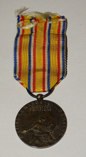 -BELLE MEDAILLE SAPEURS POMPIERS en ARGENT gravé sur la tranche COLLECTION    D