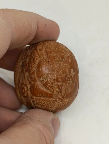 belle noix sculptee asiatique a decor de personnage en bon etat