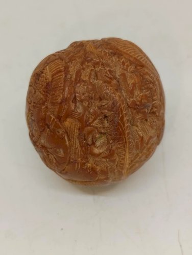 belle noix sculptee asiatique a decor de personnage en bon etat