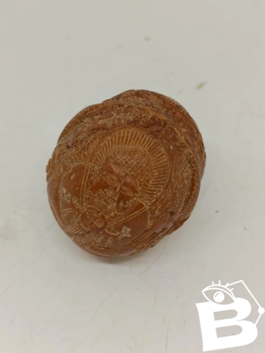 belle noix sculptee asiatique a decor de personnage en bon etat