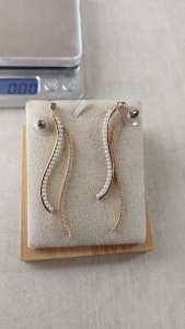 Belle paire de boucles d'oreilles pendantes en métal doré, Swarovski ^
