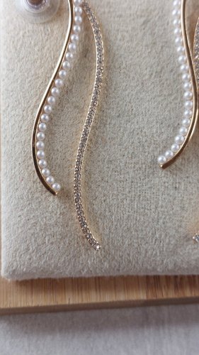 Belle paire de boucles d'oreilles pendantes en métal doré, Swarovski ^
