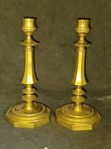 Beautiful pair of candlesticks in brass or bronze, early 20th century? In good condition.