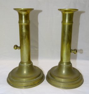 - BELLE PAIRE de BOUGEOIRS LAITON A BOUTONS POUSSOIRS ou CREMAILLERES XIXe    D