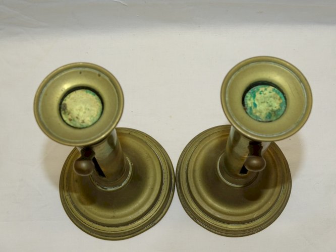 - BELLE PAIRE de BOUGEOIRS LAITON A BOUTONS POUSSOIRS ou CREMAILLERES XIXe    D