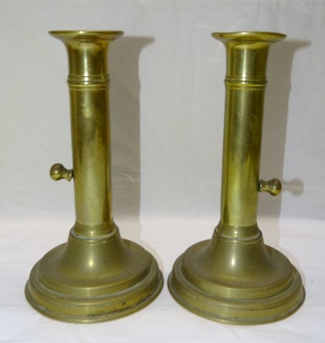 - BELLE PAIRE de BOUGEOIRS LAITON A BOUTONS POUSSOIRS ou CREMAILLERES XIXe    D