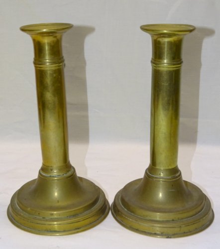 - BELLE PAIRE de BOUGEOIRS LAITON A BOUTONS POUSSOIRS ou CREMAILLERES XIXe    D