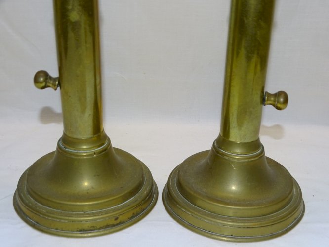 - BELLE PAIRE de BOUGEOIRS LAITON A BOUTONS POUSSOIRS ou CREMAILLERES XIXe    D
