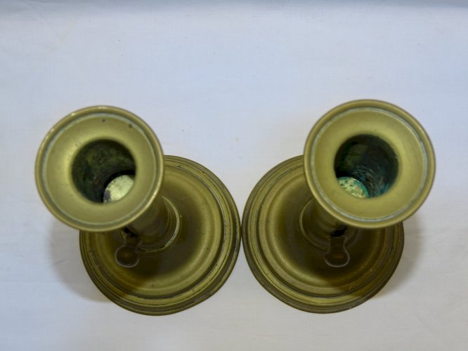 - BELLE PAIRE de BOUGEOIRS LAITON A BOUTONS POUSSOIRS ou CREMAILLERES XIXe    D