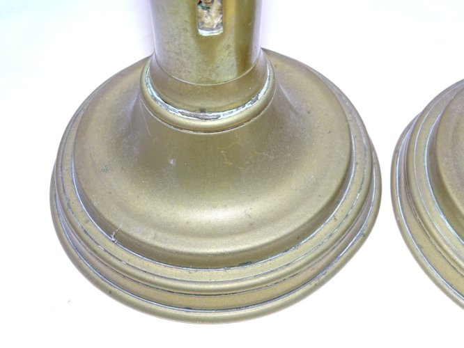 - BELLE PAIRE de BOUGEOIRS LAITON A BOUTONS POUSSOIRS ou CREMAILLERES XIXe    D