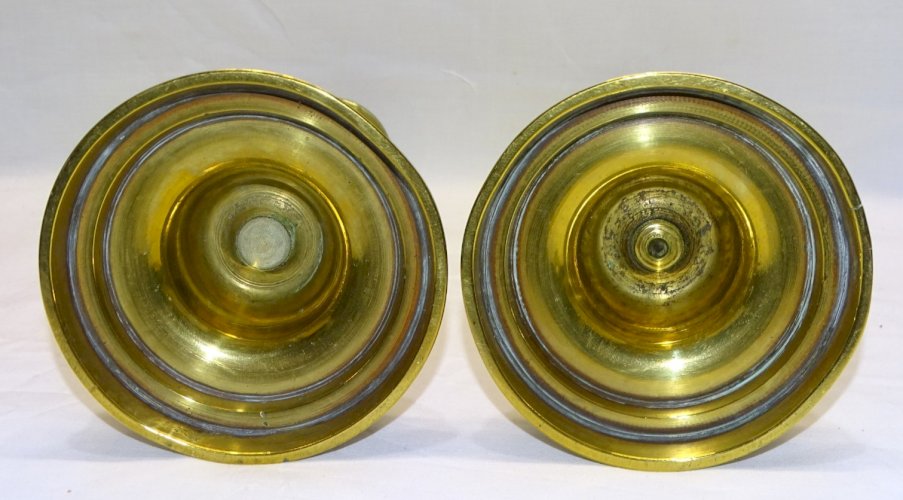 - BELLE PAIRE de BOUGEOIRS LAITON A BOUTONS POUSSOIRS ou CREMAILLERES XIXe    D
