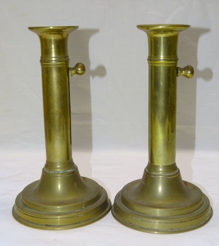 - BELLE PAIRE de BOUGEOIRS LAITON A BOUTONS POUSSOIRS ou CREMAILLERES XIXe    D