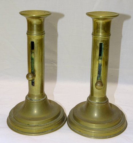- BELLE PAIRE de BOUGEOIRS LAITON A BOUTONS POUSSOIRS ou CREMAILLERES XIXe    D