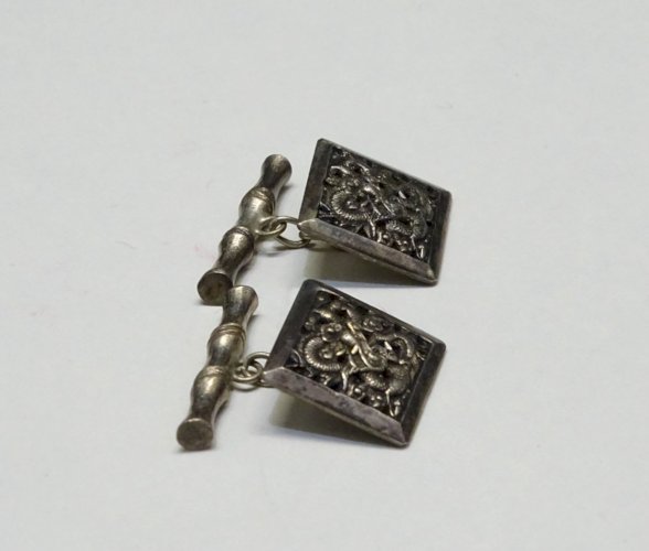 -BELLE PAIRE de BOUTONS de MANCHETTE ARGENT VIETNAM à décor de SERPENTS   D