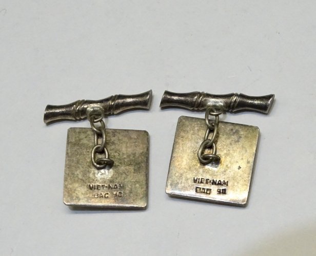 -BELLE PAIRE de BOUTONS de MANCHETTE ARGENT VIETNAM à décor de SERPENTS   D