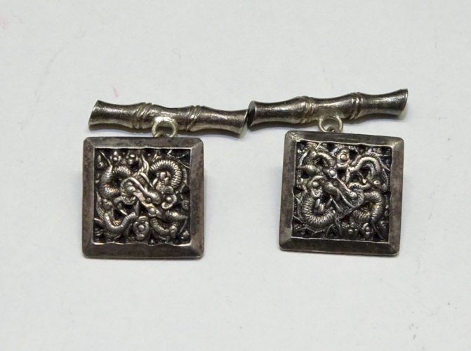 -BELLE PAIRE de BOUTONS de MANCHETTE ARGENT VIETNAM à décor de SERPENTS   D