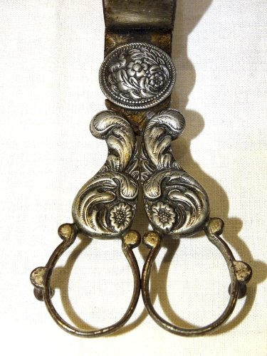 -BELLE PAIRE DE CISEAUX A MOUCHETTE METAL ARGENTE XVIIIe RESSORT TRES BON ETAT D