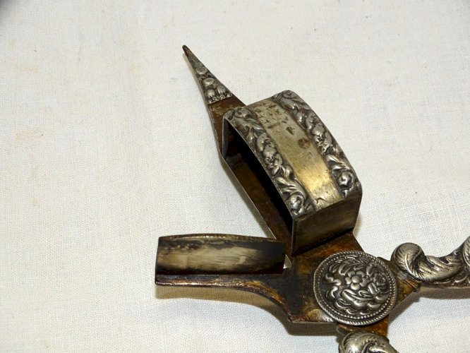 -BELLE PAIRE DE CISEAUX A MOUCHETTE METAL ARGENTE XVIIIe RESSORT TRES BON ETAT D