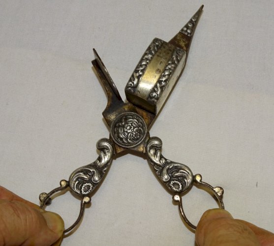 -BELLE PAIRE DE CISEAUX A MOUCHETTE METAL ARGENTE XVIIIe RESSORT TRES BON ETAT D