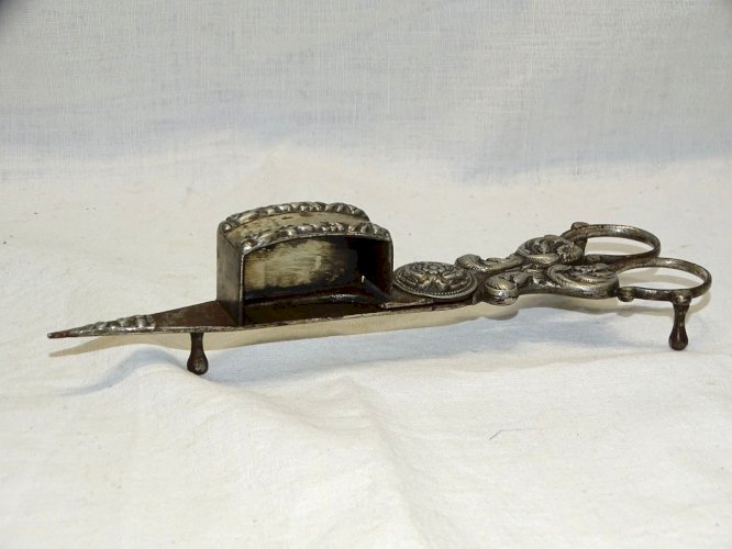 -BELLE PAIRE DE CISEAUX A MOUCHETTE METAL ARGENTE XVIIIe RESSORT TRES BON ETAT D
