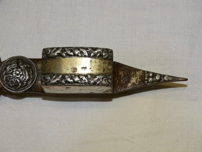 -BELLE PAIRE DE CISEAUX A MOUCHETTE METAL ARGENTE XVIIIe RESSORT TRES BON ETAT D