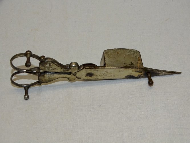 -BELLE PAIRE DE CISEAUX A MOUCHETTE METAL ARGENTE XVIIIe RESSORT TRES BON ETAT D