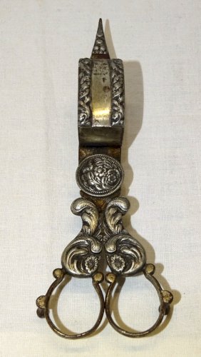 -BELLE PAIRE DE CISEAUX A MOUCHETTE METAL ARGENTE XVIIIe RESSORT TRES BON ETAT D