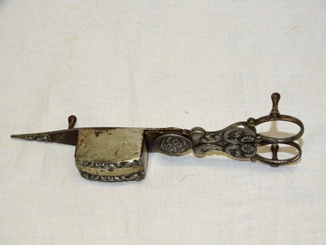 -BELLE PAIRE DE CISEAUX A MOUCHETTE METAL ARGENTE XVIIIe RESSORT TRES BON ETAT D
