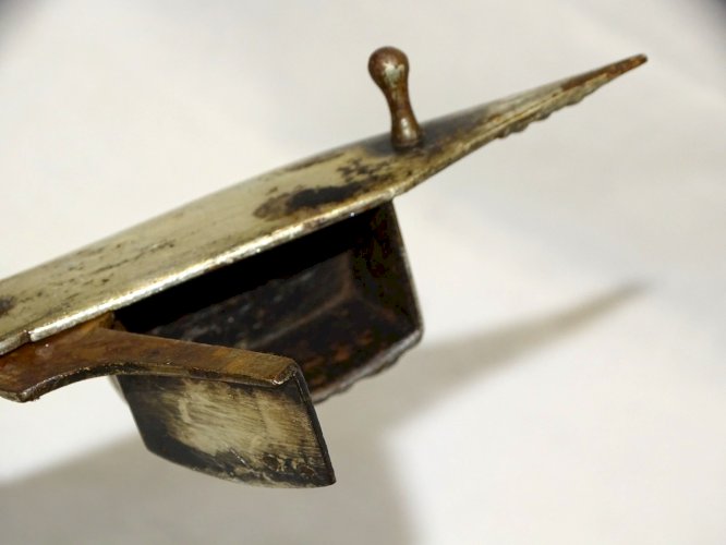 -BELLE PAIRE DE CISEAUX A MOUCHETTE METAL ARGENTE XVIIIe RESSORT TRES BON ETAT D