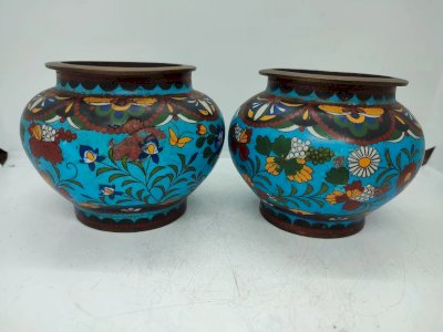 beautiful pair of small cloisonné Asian vases in good condition